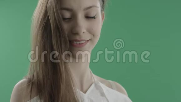 绿色背景的年轻迷人的快乐女人视频的预览图
