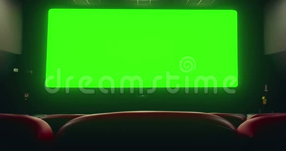 电影院内部有空的红色座位在色度键绿色屏幕上有共空间边缘发光视频的预览图