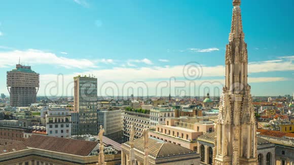 阳光天空米兰城市多摩天顶观景图全景4k时间流逝意大利视频的预览图