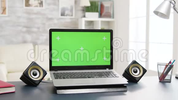 带有绿色屏幕的彩色独立笔记本电脑视频的预览图