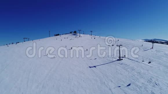 在阳光明媚的卡帕蒂山滑雪场的空中滑雪缆车视频的预览图