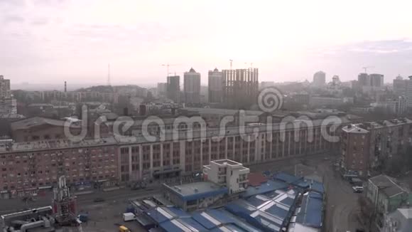 基辅4K无人驾驶飞机的住宅和公寓大楼视频的预览图
