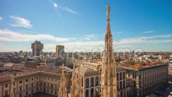 晴天米兰多摩大教堂观景点城市全景4k时间流逝意大利视频的预览图