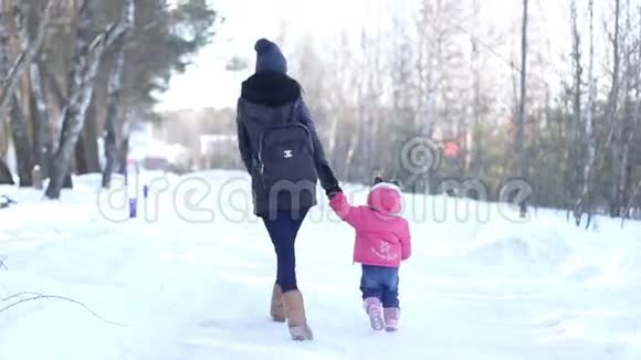 妈妈和小女儿散步视频的预览图