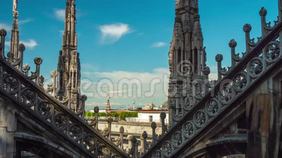 晴天米兰著名的多摩大教堂屋顶全景4k时间流逝意大利视频的预览图