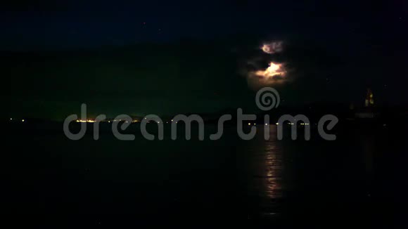 夜间海上的闪电时间流逝视频的预览图