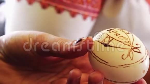 人画复活节彩蛋视频的预览图