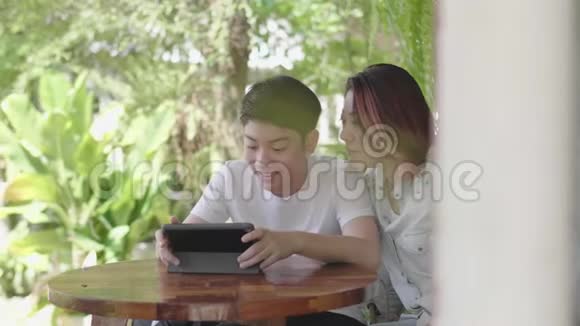 母子俩一起使用数字平板电脑视频的预览图