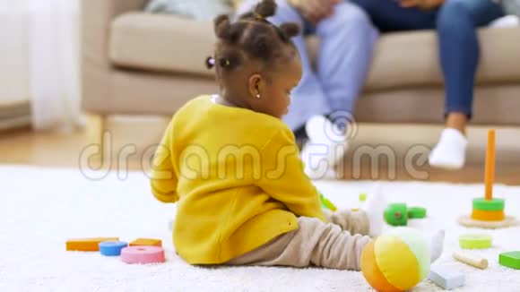非洲女婴在家玩玩具积木视频的预览图