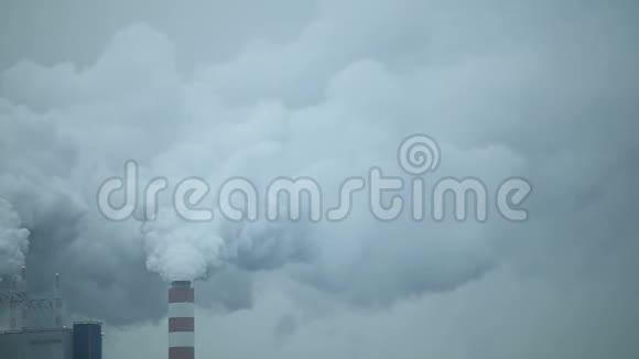 发电厂烟囱冒烟视频的预览图