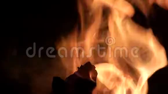 烧柴和煤视频的预览图