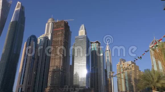迪拜码头的玻璃建筑摩天大楼视频的预览图