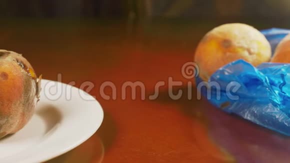 烂桃子用霉菌和蠕虫4k特写视频的预览图