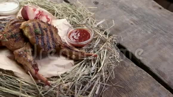 煮熟的小牛肉排骨视频的预览图