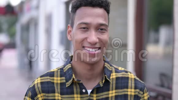 微笑青年非洲男子户外肖像视频的预览图