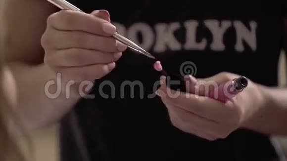 化妆师在工作视频的预览图