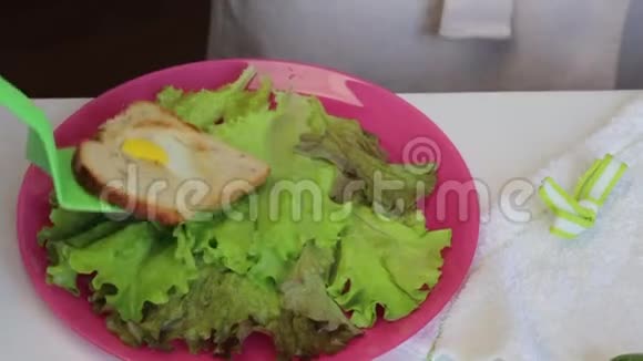 早餐供应香肠鹌鹑鸡蛋草药和蔬菜配料在桌子上视频的预览图