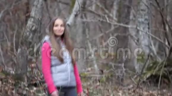 远足的女人在森林里徒步旅行视频的预览图