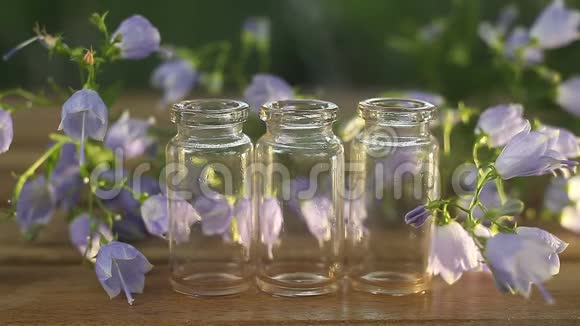 在漂亮的玻璃罐子里桌子上的鲜花的精华视频的预览图