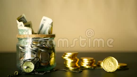 在罐子里存钱币象征投资保持金钱观念收集玻璃锡作为钱箱的钞票视频的预览图