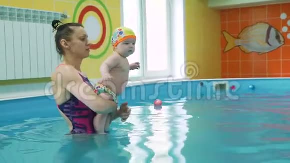 游泳池游泳教练和婴儿视频的预览图