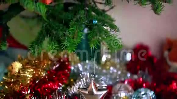 圣诞眨眼装饰圣诞树视频的预览图