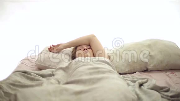 躺在床上的女孩视频的预览图