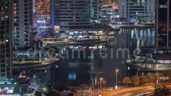 朱美拉湖塔住宅小区在迪拜码头附近的空中夜晚时间视频的预览图