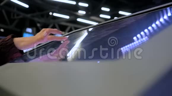 技术展览会上使用交互式触摸屏的妇女视频的预览图