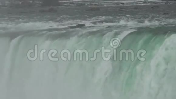 尼亚加拉大瀑布马蹄瀑布边缘的右盘视频的预览图