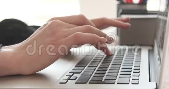 女人在办公室用笔记本电脑打字视频的预览图