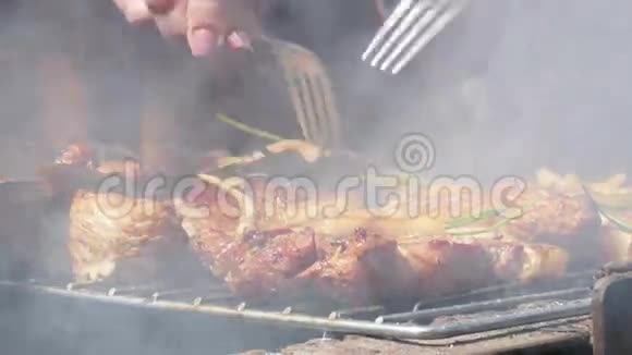 烧烤炉上的猪肉牛排视频的预览图