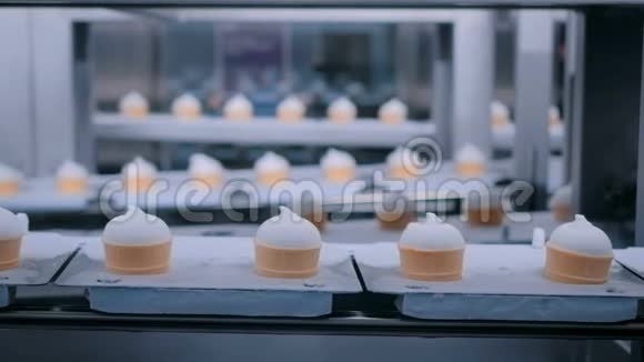 自动化技术概念食品厂带有冰淇淋锥的传送带视频的预览图