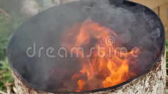 桶装油罐着火视频的预览图
