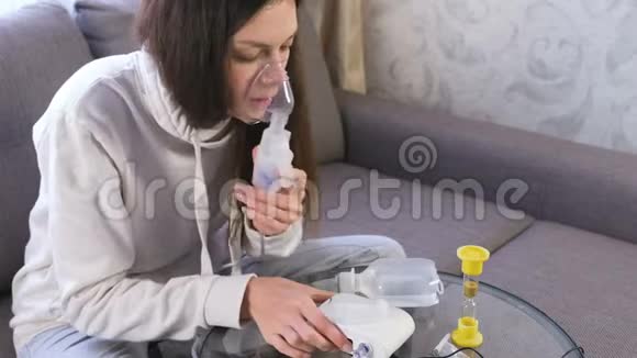 使用雾化器和吸入器进行治疗年轻女性通过吸入面罩吸入视频的预览图