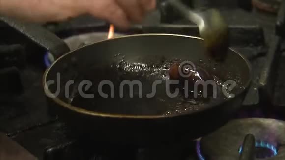 在锅里煮食物视频的预览图