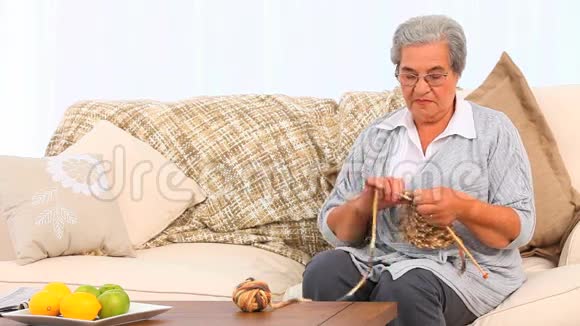女人在沙发上编织视频的预览图