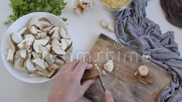 女性手准备蘑菇的个人视角视频的预览图