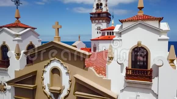 从巴西利卡的高度和坎德拉里亚的城市景观附近的岛屿首都圣克鲁斯德特内里费视频的预览图