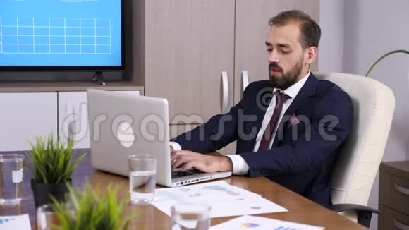 会议室里的商人视频的预览图