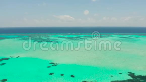带珊瑚礁和环礁在碧海巴拉巴克巴拉望菲律宾视频的预览图
