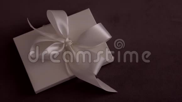 奢华的节日礼品盒配白绸带和蝴蝶结新娘惊喜视频的预览图