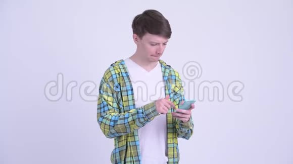 穿着衣服的年轻人用电话接坏消息视频的预览图