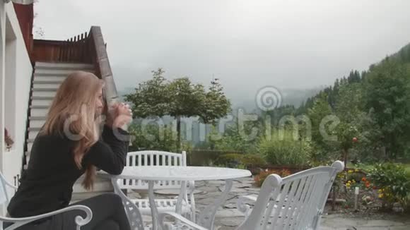 阿尔卑斯山的金发女人视频的预览图