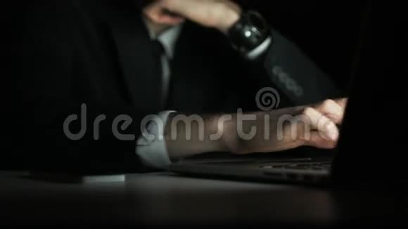 年轻的商人使用笔记本电脑视频的预览图