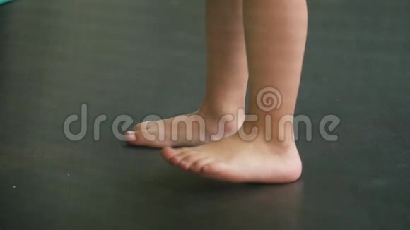 小男孩在蹦床上跳的腿视频的预览图