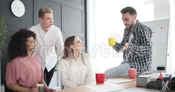 商务人士在办公室休息喝咖啡视频的预览图