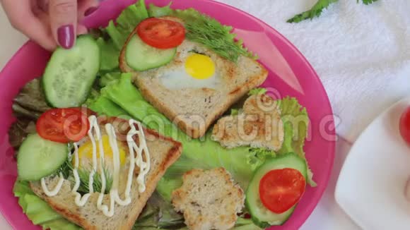 早餐供应香肠鹌鹑鸡蛋草药和蔬菜配料在桌子上视频的预览图