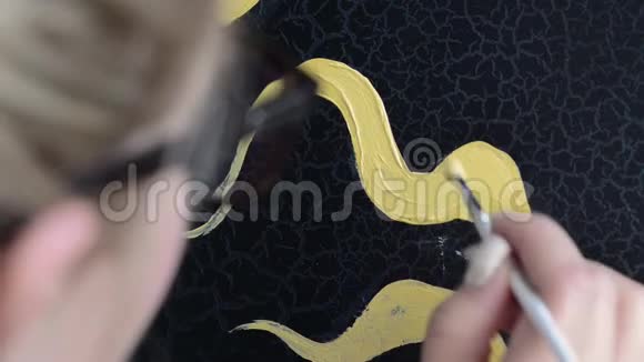 在工作的艺术家装饰师视频的预览图