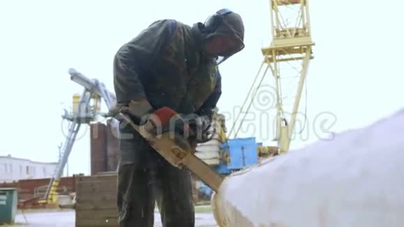 人做卷切木锯原木将是木屋未来的一部分防护面罩视频的预览图